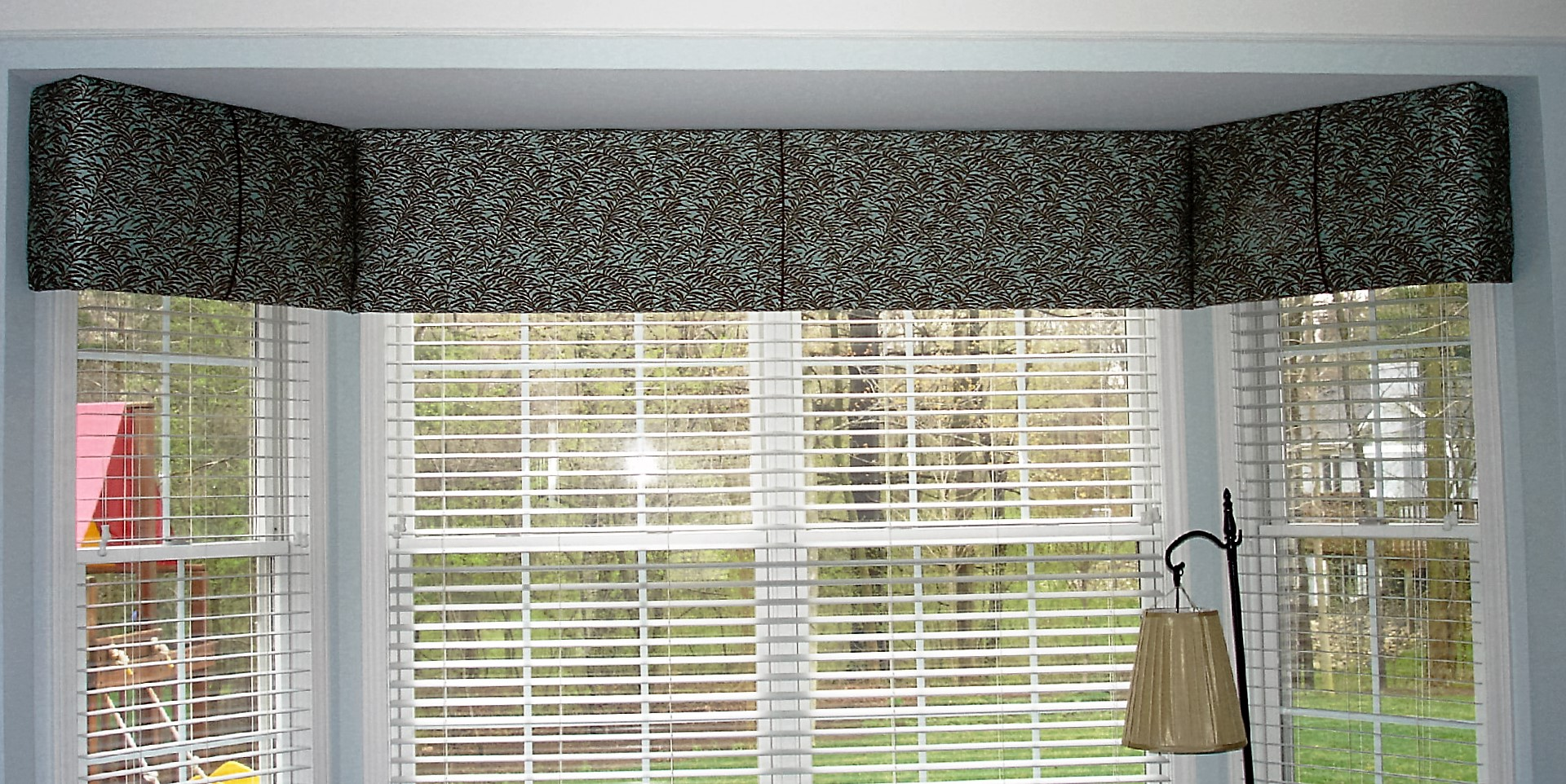 Natural woven cornice in a coastal space
